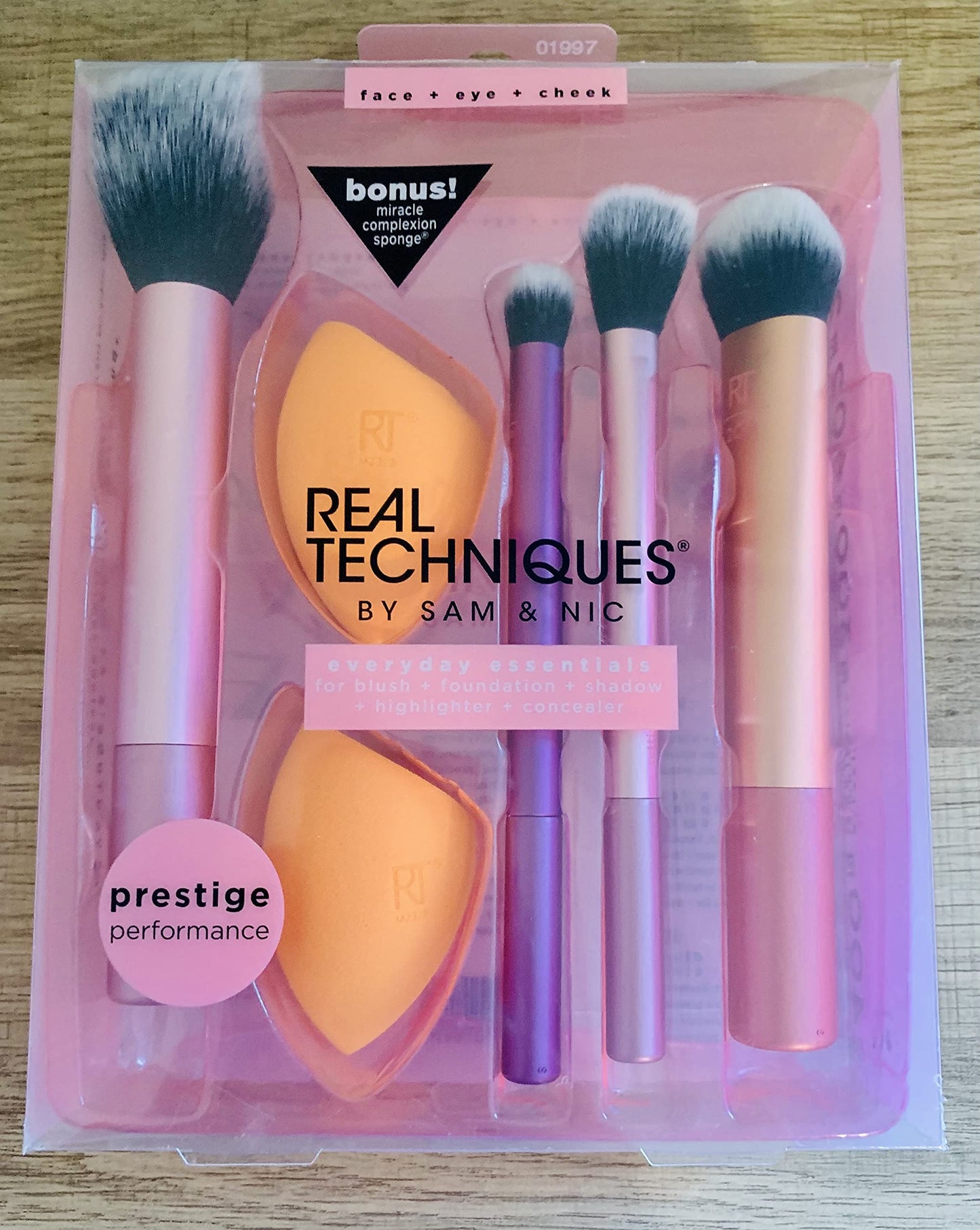 Real Techniques Everyday Essentials Makeup Brush Set with Miracle Complexion Sponges
